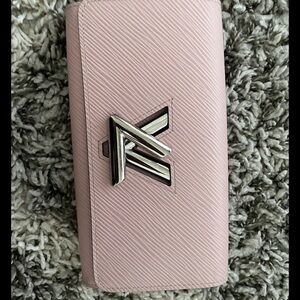 Louis Vuitton Twist wallet- rose color
